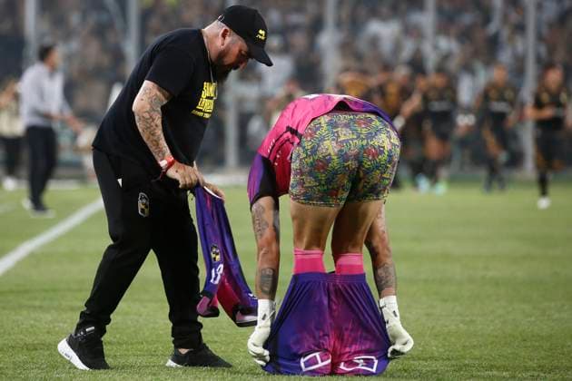 Sport Themen der Woche KW08 Sport Bilder des Tages Futbol, Colo Colo vs Coquimbo Unido. Fecha 6, campeonato Nacional 2023. El jugador de Coquimbo Unido Diego Sanchez es fotografiado durante el partido de primera division contra Colo Colo disputado en el estadio Monumental en Santiago, Chile. 26 02 2023 Jonnathan Oyarzun Photosport Football, Colo Colo vs Coquimbo Unido. 6nd turn, 2023 National Championship. Coquimbo Unido s player Diego Sanchez, center, is pictured against Colo Colo during the first division match at the Monumental stadium in Santiago, Chile. 26 02 2023 Jonnathan Oyarzun Photosport Colo Colo vs Coquimbo Unido, campeonato 2023