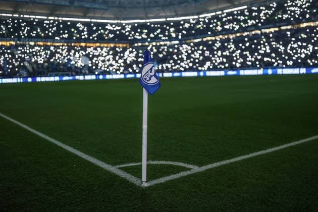 25.02.2023, Fussball, Saison 2022 2023, 1. Bundesliga, 22. Spieltag, FC Schalke 04 - VfB Stuttgart, Fans des FC Schalke 04 während des Steigerliedes. Eckfahne mit dem Schalke-Logo. Gelsenkirchen Veltins Arena NRW Deutschland xRHR-FOTO TRx Copyright: RHR-FOTOx RHR-FOTO TR