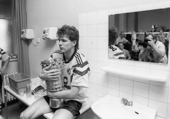 DFB Pokalfinale Siegermannschaft Borussia Dortmund nach 4:1 Sieg gegen SV Werder Bremen 24.06.1989 In der Kabine : Andreas -Andy- Möller umarmt den Pokal, *** DFB Cup Final winning team Borussia Dortmund after 4 1 victory against SV Werder Bremen 24 06 1989 In the dressing room Andreas Andy Möller hugs the cup, HM