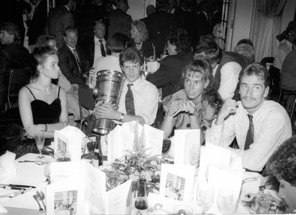 DFB Pokalfinale Pokalsieger Borussia Dortmund nach 4:1 Sieg gegen SV Werder Bremen 24.06.1989 Bankett im Hotel Andreas -Andy- Möller mit dem Pokal und Freudin Michaela, rechts Alexander Conrad mit Freundin *** DFB Cup Final Cup winner Borussia Dortmund after 4 1 victory against SV Werder Bremen 24 06 1989 Banquet in Hotel Andreas Andy Möller with the cup and girlfriend Michaela, right Alexander Conrad with girlfriend HM