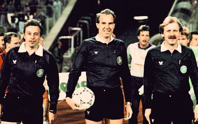 RECORD DATE NOT STATED Aus 2. BL. Saison 1990 91 Hannover 96 - 1. FC Schweinfurt 05 1:1 am 21.09.1990. Im Foto: Fertig zum einlaufen Schiri Hans-Joachim Osmers mit Assi Jörg Jablonski und Uwe Ennuschat *** From 2 BL season 1990 91 Hannover 96 1 FC Schweinfurt 05 1 1 on 21 09 1990 In the photo ready to run in referee Hans Joachim Osmers with Assi Jörg Jablonski and Uwe Ennuschat