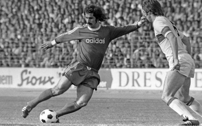 20.04.74 VfB Stuttgart - FC Bayern München Deutschland, Stuttgart, 20.04.1974, Fussball, Bundesliga, VfB Stuttgart - FC Bayern München (1:1): v.l. Gerd Müller (FC Bayern München), Reinhold Zech(VfB Stuttgart). *** 20 04 74 VfB Stuttgart FC Bayern Munich Germany, Stuttgart, 20 04 1974, Football, Bundesliga, VfB Stuttgart FC Bayern Munich 1 1 v l Gerd Müller FC Bayern Munich , Reinhold Zech VfB Stuttgart