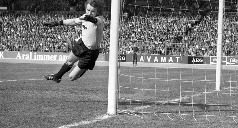 20.04.74 VfB Stuttgart - FC Bayern München Deutschland, Stuttgart, 20.04.1974, Fussball, Bundesliga, VfB Stuttgart - FC Bayern München (1:1): Sepp Maier (FC Bayern München). *** 20 04 74 VfB Stuttgart FC Bayern Munich Germany, Stuttgart, 20 04 1974, football, Bundesliga, VfB Stuttgart FC Bayern Munich 1 1 Sepp Maier FC Bayern Munich
