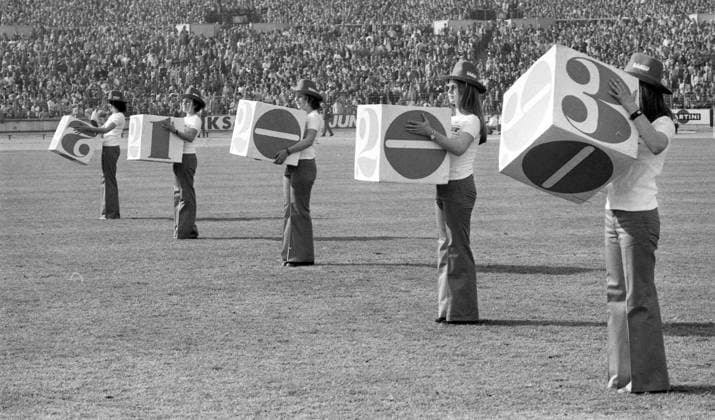 20.04.74 VfB Stuttgart - FC Bayern München Deutschland, Stuttgart, 20.04.1974, Fussball, Bundesliga, VfB Stuttgart - FC Bayern München (1:1): kicker Fussballmagazin Mädchen Frauen Girls Promotion Werbung Reklame. *** 20 04 74 VfB Stuttgart FC Bayern Munich Germany, Stuttgart, 20 04 1974, football, Bundesliga, VfB Stuttgart FC Bayern Munich 1 1 kicker football magazine girls girls promotion advertising advertisement