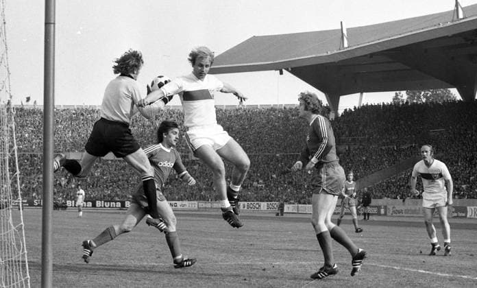 20.04.74 VfB Stuttgart - FC Bayern München Deutschland, Stuttgart, 20.04.1974, Fussball, Bundesliga, VfB Stuttgart - FC Bayern München (1:1): v.l. Sepp Maier, Jupp Kapellmann (beode FC Bayern München), Karl-Heinz Handschuh (VfB Stuttgart), Johnny Hansen (FC Bayern München). *** 20 04 74 VfB Stuttgart FC Bayern Munich Germany, Stuttgart, 20 04 1974, Football, Bundesliga, VfB Stuttgart FC Bayern Munich 1 1 v l Sepp Maier, Jupp Kapellmann beode FC Bayern Munich , Karl Heinz Handschuh VfB Stuttgart , Johnny Hansen FC Bayern Munich