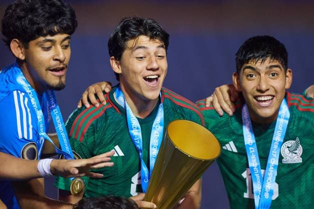 RECORD DATE NOT STATED Concacaf U-17 Championship 2023 Mexico vs United States Final Isaac Martinez of Mexico liftis the Champion trophy during the game Mexico (Mexican national team, Nationalteam vs United States (USA) corresponding to the great final of the Concacaf Under-17 Mens Championship Guatemala 2023, at Doroteo Guamuch Flores Stadium, on February 26, 2023. <br><br> Isaac Martinez de Mexico levanta el trofeo de Campeon durante el partido Mexico (Seleccion Nacional Mexicana) vs Estados Unidos (EUA), correspondiente a la gran final del campeonato Masculino Sub-17 de la Concacaf Guatemala 2023, en el Estadio Doroteo Guamuch Flores, el 26 de Febrero de 2023. CIUDAD DE GUATEMALA GUATEMALA GUATEMALA  Copyright: xCristianxdexMarchenax 20230226211440_CC_U17_F_MEX_USA_MARTINEZ89