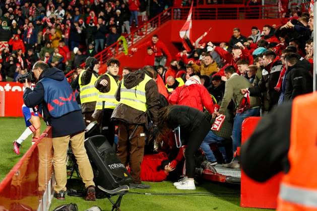 Sport Themen der Woche KW09 Sport Bilder des Tages Granada CF v Malaga CF - La Liga Smartbank A fence of the stadium opens and Granada supporters fall to the ground during the La Liga Smartbank match between Granada CF and Malaga CF at Nuevo Los Carmenes Stadium on 27 February, 2023 in Granada, Spain. Granada Granada Spain  Copyright: xÃlexxCamarax originalFilename:camaramartinez-granadac230227_np1MX.jpg