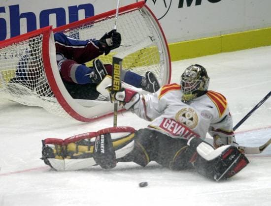SCANPIX SWEDEN, 2001-09-16. NHL, Eishockey Herren, USA Challenge, match mellan Colorado Avalange och Brynäs i Globen. Det hela skedde dock i skuggan av terrorattackerna i USA och Peter Forsbergs överraskande besked om att han slutar. Bilden: Brynäs malvakt Johan Asplund har koll pa pucken. I malburen ligger Coloradospelare. x60080x *** SCANPIX SWEDEN, 2001 09 16 NHL Challenge, game between Colorado Avalange and Brynäs in Globen It all took place in the shadow of the terrorist attacks in the USA and Peter Forsbergs surprising announcement that he is quitting The picture Brynäs goalie Johan Asplund keeps an eye on the puck The Colorado players are in the cage x60080x  Copyright: xMajaxSuslin TTx 60080 xx *** SCANPIX SWEDEN, 2001 09 16 NHL Challenge, match between Colorado Avalange and Brynäs in Globen However, it all took place in the shadow of the terrorist attacks in the USA and Peter Forsbergs surprising announcement that he is quitting Image Brynäs goalie Johan Asplund has control of the puck In the goal cage are Colorado players x60080x SCANPIX SWEDEN, 2001 09 16 NHL Challenge, game between Colorado Avalange and Brynäs in Globen It all took place in the shadow of the terrorist attacks in the USA and Peter Forsbergs surprising announcement that he is quitting The picture Brynäs goalie Johan Asplund keeps an eye on the puck The Colorado players are in the cage x60080x  Copyright xMajaxSuslin TTx 60080 xx,  Copyright: xIMAGO MajaxSuslin TTx imago images 0203621637