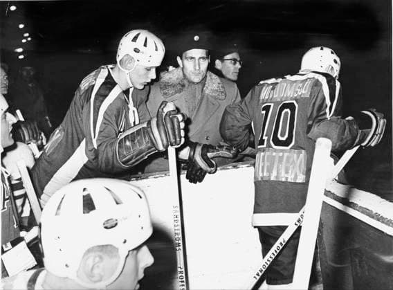 1962 ARKIV Arkivbild fran 1962 när Carlabel Kabben Berglund som Alfredshems IK:s tränare släpper ut Kent Lindgren 10 och Björn Palmqvist till spel pa isen i en ishockeymatch. Alfredshems och sedermera Modo hockeys legendariske tränare har avlidit i en alder av 82 ar. Berglund var tränare i Modo under 22 säsonger och under den perioden var han med om att lägga grunden för elitklubben i ishockey som genom aren blivit en plantskola för ishockeystjärnor som natt stora framgangar i Tre Kronor och NHL, Eishockey Herren, USA Foto Karl-Otto Strandberg SCANPIX Kod 190 ÖRNSKÖLDSVIK SVERIGE x190x *** 1962 ARCHIVE Archive picture from 1962 when Carlabel Kabben Berglund as Alfredshems IKs coach releases Kent Lindgren 10 and Björn Palmqvist to pl  Copyright: xKarl-OttoxStrandbergx xTTx KABBEN BERGLUND DÖD xx *** 1962 ARCHIVE Archive image from 1962 when Carlabel Kabben Berglund as Alfredshems IKs coach releases Kent Lindgren 10 and Björn Palmqvist to play on the ice in an ice hockey match Alfredshems and later Modo hockeys legendary coach has died at the age of 82 Berglund was a coach at Modo during 22 seasons and during that period he helped lay the foundation for the elite club in ice hockey which, through the arena, has become a nursery for ice hockey stars who have great success in Tre Kronor and the NHL Photo Karl Otto Strandberg SCANPIX Code 190 ÖRNSKÖLDSVIK SWEDEN x190x 1962 ARCHIVE Archive picture from 1962 when Carlabel Kabben Berglund as Alfredshems IKs coach releases Kent Lindgren 10 and Björn Palmqvist to pl  Copyright xKarl OttoxStrandbergx xTTx KABBEN BERGLUND DÖD xx,  Copyright: xIMAGOx imago images 0203233362