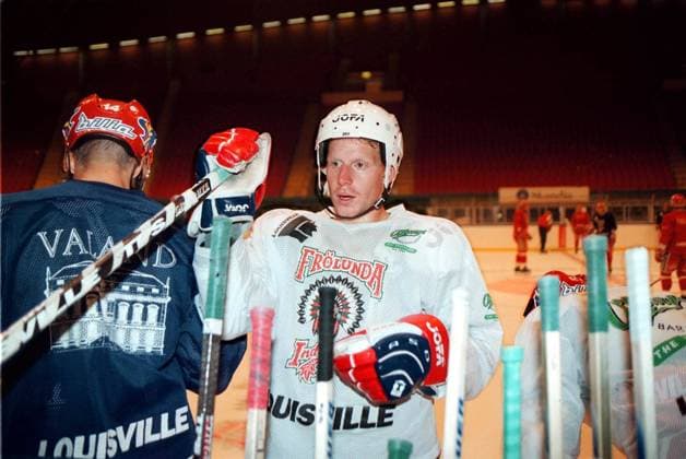 GÖTEBORG 22.9.1997, --- Bara en dryg vecka aterstar till NHL, Eishockey Herren, USA starten och i Göteborg väntar fortfarande strejkande Ottawa-stjärnan Daniel Alfredsson pa ett nytt kontraktsförslag fran sin klubb. Jag är beredd att vänta ett tag till, men har det intehänt nagot till mitten av oktober maste jag börja fundera pa andra alternativ , säger han till TT. Ett alternativ kan vara spel med Frölunda i elitserien. Bilden: Daniel Alfredsson tränar med Frölundas juniorlag i väntan pa att Ottawa ska höra av sig. COPYRIGHT SCANPIX SWEDEN code 1010 GÖTEBORG SVERIGE SVERIGE x1010x *** GÖTEBORG 22 9 1997, Only a week to go until the NHL start and in Gothenburg striking Ottawa star Daniel Alfredsson is still waiting for a new con  Copyright: xPellexLundx xx *** GÖTEBORG 22 9 1997, Only a little over a week until the start of the NHL and in Gothenburg the striking Ottawa star Daniel Alfredsson is still waiting for a new contract proposal from his club. I am prepared to wait a while longer, but if nothing has happened by mid-October, I must start thinking about other options, he tells TT An alternative could be a game with Frölunda in the elite series Picture Daniel Alfredsson trains with Frölundas junior team while waiting for Ottawa to hear back COPYRIGHT SCANPIX SWEDEN code 1010 GÖTEBORG SWEDEN SWEDEN x1010x GÖTEBORG 22 9 1997, Only a week to go until the NHL start and in Gothenburg striking Ottawa star Daniel Alfredsson is still waiting for a new con  Copyright xPellexLundx xx,  Copyright: xIMAGO PellexLundx imago images 0203294957