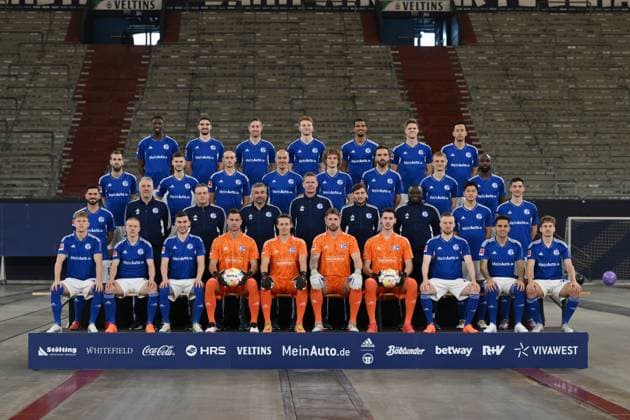 FC Schalke 04; 1.BL, Porträttermin 2022 2023, Mannschaftsfoto Obere Reihe v.li., Ibrahima Cisse, Marcin Kaminski, Sebastian Polter, Sepp van den Berg, Moritz Jenz, Marius Bülter, Maya Yoshida 2. Reihe von Oben, v.li., Dominick Drexler, Tom Krauß (FC Schalke 04), Henning Matriciani, Michael Frey, Alex Kral, Kenan Karaman, Niklas Tauer, Eder Balanta 3. Reihe von Oben, v.li., Danny Latza, Torwarttrainer Simon Henzler, Co Trainer Mike Büskens, Thomas Reis (Cheftrainer), Markus Gellhaus (Co Trainer), Co Trainer Matthias Kreutzer, Gerald Asamoah (Leiter Lizenzbereich), Soichiro Kozuki (FC Schalke 04), Leo Greiml (FC Schalke 04) Untere Reihe v.li., Tim Skarke (FC Schalke 04), Jere Uronen, Mehmet Can Aydin, Torwart Michael Langer, Torwart Alexander Schwolow, Torwart Ralf Fährmann, Torwart Justin Heekeren, Tobias Mohr, Rodrigo Zalazar, Cedric Brunner. Gelsenkirchen Nordrhein-Westfalen Deutschland