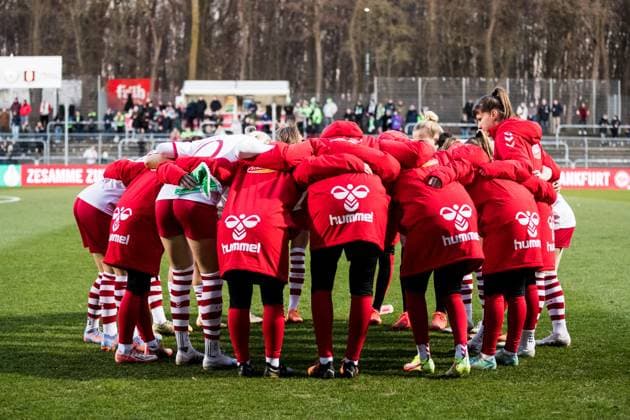 DFB Pokal der Frauen Viertelfinale, 1. FC Koeln - VfL Wolfsburg; 28.02.2023 Die Spielerinnen des 1. FC Koeln im Teamkreis DFB Pokal der Frauen Viertelfinale, 1. FC Koeln - VfL Wolfsburg, Koeln, Sportpark Hoehenberg DFB REGULATIONS PROHIBIT ANY USE OF PHOTOGRAPHS AS IMAGE SEQUENCES AND OR QUASI-VIDEO. Copyright: xBEAUTIFULxSPORTS Wunderlx