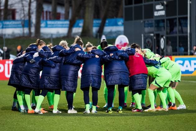 DFB Pokal der Frauen Viertelfinale, 1. FC Koeln - VfL Wolfsburg; 28.02.2023 Die Spielerinnen des VfL Wolfsburg im Teamkreis DFB Pokal der Frauen Viertelfinale, 1. FC Koeln - VfL Wolfsburg, Koeln, Sportpark Hoehenberg DFB REGULATIONS PROHIBIT ANY USE OF PHOTOGRAPHS AS IMAGE SEQUENCES AND OR QUASI-VIDEO. Copyright: xBEAUTIFULxSPORTS Wunderlx