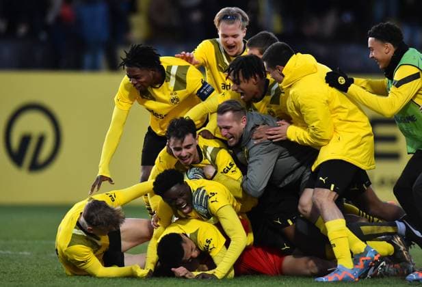 Bilder des Jahres 2023, Sport 02 Februar Sport Themen der Woche KW09 Sport Bilder des Tages Fußball UEFA Youth League Saison 2022 2023 Achtelfinale: Borussia Dortmund U19 - Paris Saint-Germain U19 am 28.02.2023 im Fußballpark BVB Hohenbuschei in Dortmund Die Dortmunder Spieler freuen sich über den Sieg UEFA regulations prohibit any use of photographs as image sequences and or quasi-video. Nordrhein-Westfalen Deutschland *** Soccer UEFA Youth League Season 2022 2023 Round of 16 Borussia Dortmund U19 Paris Saint Germain U19 on 28 02 2023 at Fußballpark BVB Hohenbuschei in Dortmund The Dortmund players are happy about the victory UEFA regulations prohibit any use of photographs as image sequences and or quasi video Nordrhein Westfalen Germany