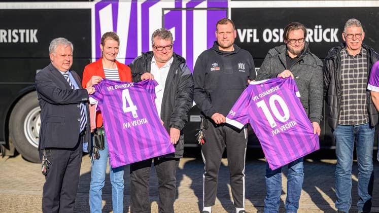 Sport Themen der Woche KW09 Sport Bilder des Tages Anstoß fuÌˆr ein neues Leben - Kooperation VFL Osnabrück und JVA Vechta 28.02.2023, JVA Vechta, Vechta, Anstoß fuÌˆr ein neues Leben - Kooperation VFL Osnabrück und JVA Vechta Anstoß für ein neues Leben So heißt die bundesweit einzigartige Initiative der Sepp-Herberger-Stiftung zur Resozialisierung jugendlicher Strafgefangener. Gemeinsam mit starken Partnern, der Bundesagentur für Arbeit, den Justizministerien der teilnehmenden Bundesländer, den regionalen Fußballverbänden und weiterer Unterstützer, ist es das Ziel, die Jugendlichen aktiv auf die Zeit nach der Haftentlassung vorzubereiten. Der VFL Osnabrück und die JVA in Vechta gingen nun diese Kooperation ein. Vor dem VFL Bus präsentierten die Verantwortlichen das Kooerationstrikot VFL Osnabrück und JVA Vechta v.li. Dr. Manfred Krohn, Leiter der JVA Vechta,Melanie Janssen (JVA Vechta), Holger Elixmann (VfL-Präsident), Andre Werneke ( Sportliche Leiter JVA Vechta ), Dr. Michael Welling, GeschäftsfuÌˆhrer des VfL OsnabruÌˆck *** Kick-off for a new life Cooperation between VFL Osnabrück and JVA Vechta 28 02 2023, JVA Vechta, Vechta, Kick-off for a new life Cooperation between VFL Osnabrück and JVA Vechta Kick-off for a new life This is the name of the Sepp Herberger Foundations unique nationwide initiative for the resocialization of juvenile prisoners Together with strong partners, the Federal Employment Agency, the ministries of justice of the participating federal states, the regional soccer associations and other supporters, The goal is to actively prepare the young people for the time after their release from prison The VFL Osnabrück and the JVA in Vechta have now entered into this cooperation In front of the VFL bus, those responsible presented the cooeration jersey VFL Osnabrück and JVA Vechta from left Dr Manfred Krohn, Head of JVA Vechta, Melanie Janssen JVA Vechta, Holger Elixmann VfL President, Andre Werneke Sportliche Leiter JVA Vechta, Dr Michael Welling, Managing Director of VfL OsnabruÌˆck. nordphotoxGmbHxx xKokenge nph00001