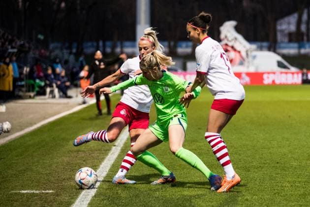 DFB Pokal der Frauen Viertelfinale, 1. FC Koeln - VfL Wolfsburg; 28.02.2023 Mandy Islacker (1. FC Koeln, 8), Kathy Hendrich (VfL Wolfsburg, 4), Genessee Puntigam (1. FC Koeln, 13) DFB Pokal der Frauen Viertelfinale, 1. FC Koeln - VfL Wolfsburg, Koeln, Sportpark Hoehenberg DFB REGULATIONS PROHIBIT ANY USE OF PHOTOGRAPHS AS IMAGE SEQUENCES AND OR QUASI-VIDEO. Copyright: xBEAUTIFULxSPORTS Wunderlx
