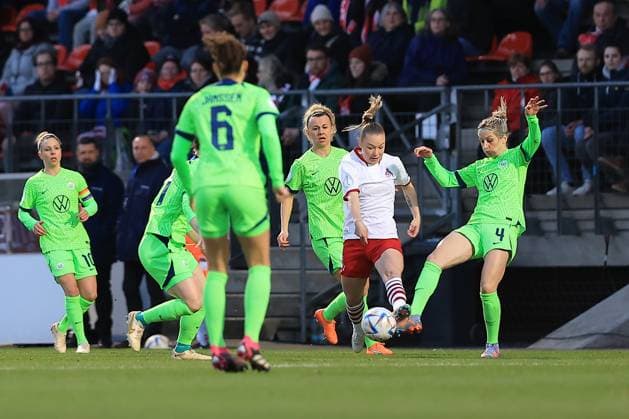 DFB Pokal Frauen 2022-2023 Viertelfinale, 1. FC Köln - VfL Wolfsburg Lena Lattwein (VfL, 8), Weronika Zawistoska (FC, 24), Kathrin Hendrich (VfL, 4) Köln Sportpark Höhenberg Nordrhein-Westfalen Deutschland