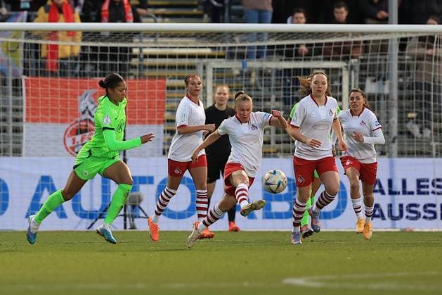DFB Pokal Frauen 2022-2023 Viertelfinale, 1. FC Köln - VfL Wolfsburg Sveindis Jonsdottir (VfL, 23), Laura Donhauser (FC, 25) Köln Sportpark Höhenberg Nordrhein-Westfalen Deutschland