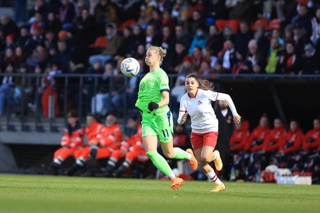DFB Pokal Frauen 2022-2023 Viertelfinale, 1. FC Köln - VfL Wolfsburg Alexandra Popp (VfL, 11), Manjou Wilde (FC, 7) Köln Sportpark Höhenberg Nordrhein-Westfalen Deutschland