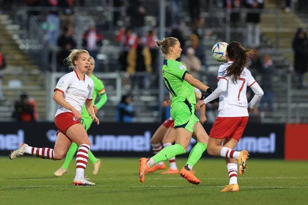 DFB Pokal Frauen 2022-2023 Viertelfinale, 1. FC Köln - VfL Wolfsburg Celina Degen (FC, 5), Alexandra Popp (VfL, 11), Manjou Wilde (FC, 7) Köln Sportpark Höhenberg Nordrhein-Westfalen Deutschland
