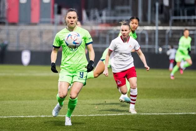 DFB Pokal der Frauen Viertelfinale, 1. FC Koeln - VfL Wolfsburg; 28.02.2023 Ewa Pajor ( 9, VfL Wolfsburg), Laura Donhauser (1. FC Koeln, 25) DFB Pokal der Frauen Viertelfinale, 1. FC Koeln - VfL Wolfsburg, Koeln, Sportpark Hoehenberg DFB REGULATIONS PROHIBIT ANY USE OF PHOTOGRAPHS AS IMAGE SEQUENCES AND OR QUASI-VIDEO. Copyright: xBEAUTIFULxSPORTS Wunderlx