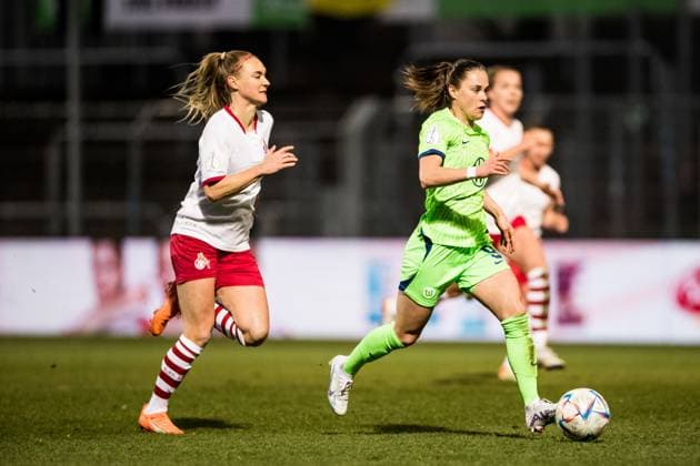 DFB Pokal der Frauen Viertelfinale, 1. FC Koeln - VfL Wolfsburg; 28.02.2023 Sarah Puntigam (1. FC Koeln, 17), Ewa Pajor ( 9, VfL Wolfsburg) DFB Pokal der Frauen Viertelfinale, 1. FC Koeln - VfL Wolfsburg, Koeln, Sportpark Hoehenberg DFB REGULATIONS PROHIBIT ANY USE OF PHOTOGRAPHS AS IMAGE SEQUENCES AND OR QUASI-VIDEO. Copyright: xBEAUTIFULxSPORTS Wunderlx