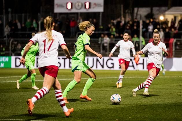 DFB Pokal der Frauen Viertelfinale, 1. FC Koeln - VfL Wolfsburg; 28.02.2023 Sarah Puntigam (1. FC Koeln, 17), Lena Lattwein (VfL Wolfsburg, 8), Jana Beuschlein (1. FC Koeln, 23) DFB Pokal der Frauen Viertelfinale, 1. FC Koeln - VfL Wolfsburg, Koeln, Sportpark Hoehenberg DFB REGULATIONS PROHIBIT ANY USE OF PHOTOGRAPHS AS IMAGE SEQUENCES AND OR QUASI-VIDEO. Copyright: xBEAUTIFULxSPORTS Wunderlx