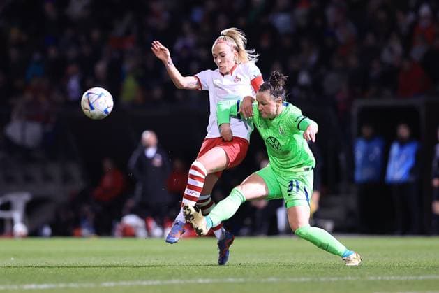 DFB Pokal Frauen 2022-2023 Viertelfinale, 1. FC Köln - VfL Wolfsburg Mandy Islacker (FC, 8), Marina Hegering (VfL, 31) im Zweikampf Köln Sportpark Höhenberg Nordrhein-Westfalen Deutschland