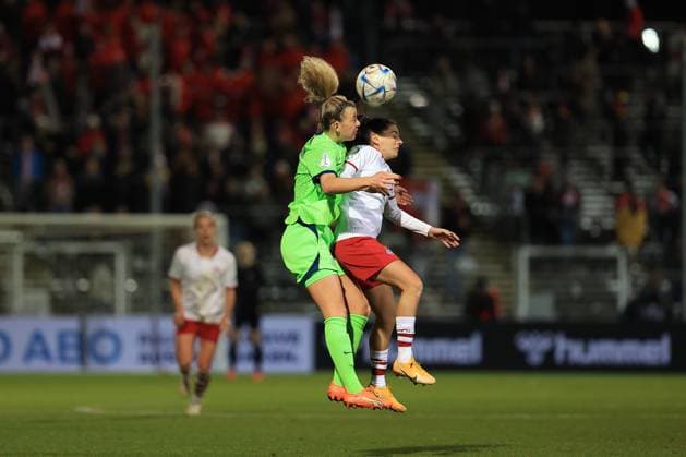 DFB Pokal Frauen 2022-2023 Viertelfinale, 1. FC Köln - VfL Wolfsburg Lena Lattwein (VfL, 8), Manjou Wilde (FC, 7) Köln Sportpark Höhenberg Nordrhein-Westfalen Deutschland