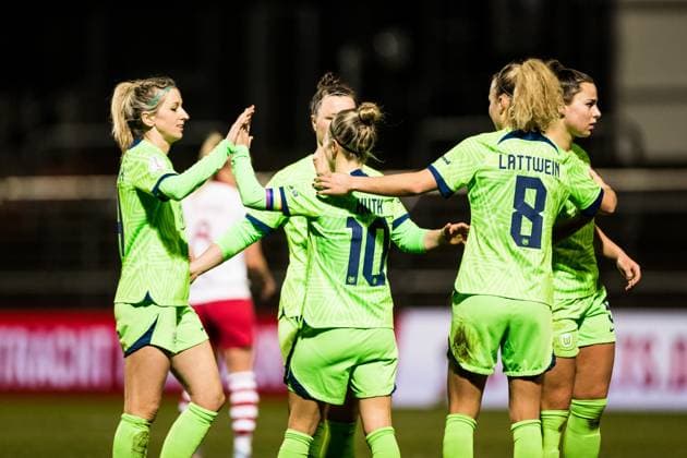 DFB Pokal der Frauen Viertelfinale, 1. FC Koeln - VfL Wolfsburg; 28.02.2023 Jubel zum 0:2 durch Svenja Huth (VfL Wolfsburg. 10) DFB Pokal der Frauen Viertelfinale, 1. FC Koeln - VfL Wolfsburg, Koeln, Sportpark Hoehenberg DFB REGULATIONS PROHIBIT ANY USE OF PHOTOGRAPHS AS IMAGE SEQUENCES AND OR QUASI-VIDEO. Copyright: xBEAUTIFULxSPORTS Wunderlx