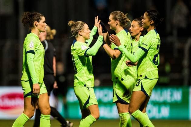 DFB Pokal der Frauen Viertelfinale, 1. FC Koeln - VfL Wolfsburg; 28.02.2023 Jubel zum 0:2 durch Svenja Huth (VfL Wolfsburg. 10) DFB Pokal der Frauen Viertelfinale, 1. FC Koeln - VfL Wolfsburg, Koeln, Sportpark Hoehenberg DFB REGULATIONS PROHIBIT ANY USE OF PHOTOGRAPHS AS IMAGE SEQUENCES AND OR QUASI-VIDEO. Copyright: xBEAUTIFULxSPORTS Wunderlx