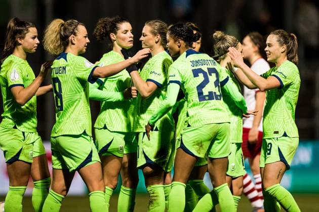 DFB Pokal der Frauen Viertelfinale, 1. FC Koeln - VfL Wolfsburg; 28.02.2023 Jubel zum 0:2 durch Svenja Huth (VfL Wolfsburg. 10) DFB Pokal der Frauen Viertelfinale, 1. FC Koeln - VfL Wolfsburg, Koeln, Sportpark Hoehenberg DFB REGULATIONS PROHIBIT ANY USE OF PHOTOGRAPHS AS IMAGE SEQUENCES AND OR QUASI-VIDEO. Copyright: xBEAUTIFULxSPORTS Wunderlx