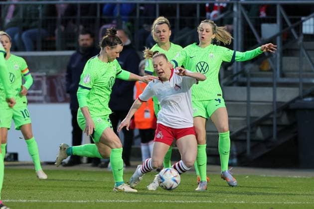 1.FC Köln vs. VFL Wolfsburg, Fussball Frauen, DFB Pokal, Viertelfinale, gefoult von Kathrin Hendrich (Wolfsburg): Weronika Zawistowska (1. FC Köln), Bild: , 28.02.2023