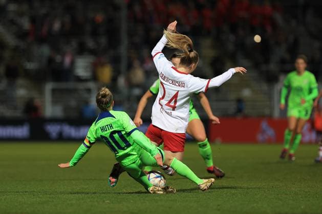 DFB Pokal Frauen 2022-2023 Viertelfinale, 1. FC Köln - VfL Wolfsburg Svenja Huth (VfL, 10), Weronika Zawistoska (FC, 24) im Zweikampf Köln Sportpark Höhenberg Nordrhein-Westfalen Deutschland