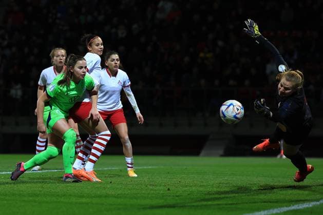 DFB Pokal Frauen 2022-2023 Viertelfinale, 1. FC Köln - VfL Wolfsburg Manon Klett (FC, 1) pariert Torschuss von Lena Oberdorf (VfL, 5) Köln Sportpark Höhenberg Nordrhein-Westfalen Deutschland