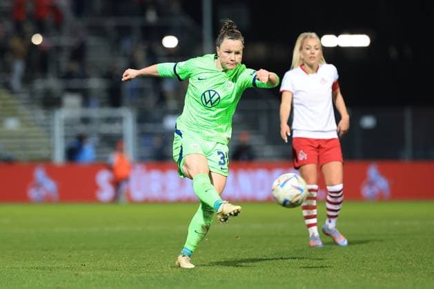 Sport Bilder des Tages DFB Pokal Frauen 2022-2023 Viertelfinale, 1. FC Köln - VfL Wolfsburg Tor zum 3:0 durch Marina Hegering (VfL, 31) Köln Sportpark Höhenberg Nordrhein-Westfalen Deutschland