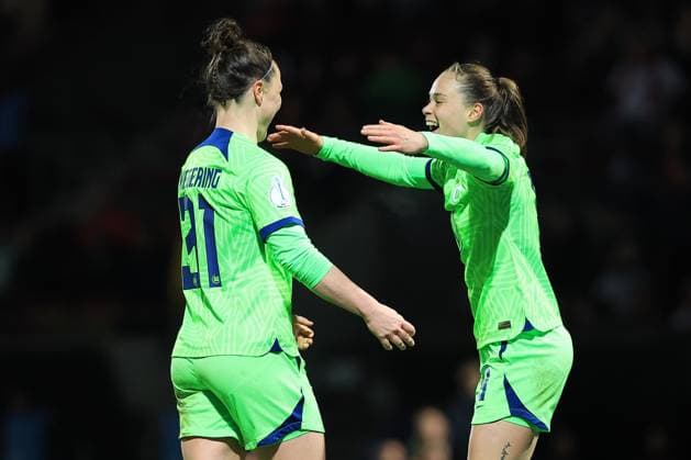 DFB Pokal Frauen 2022-2023 Viertelfinale, 1. FC Köln - VfL Wolfsburg Jubel bei Ewa Pajor (VfL, 9) nach dem 3:0 durch VfL Wolfsburg Marina Hegering (VfL, 31) Köln Sportpark Höhenberg Nordrhein-Westfalen Deutschland