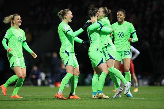 DFB Pokal Frauen 2022-2023 Viertelfinale, 1. FC Köln - VfL Wolfsburg Torjubel nach dem 3:0 für VfL Wolfsburg mit Ewa Pajor (VfL, 9), Marina Hegering (VfL, 31), Alexandra Popp (VfL, 11), Sveindis Jonsdottir (VfL, 23) Köln Sportpark Höhenberg Nordrhein-Westfalen Deutschland