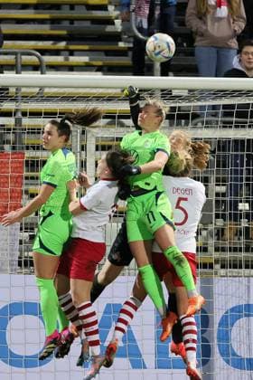 1.FC Köln vs. VFL Wolfsburg, Fussball Frauen, DFB Pokal, Manon Klett (1. FC Köln) vor Alexandra Popp (Wolfsburg), Bild: , 28.02.2023