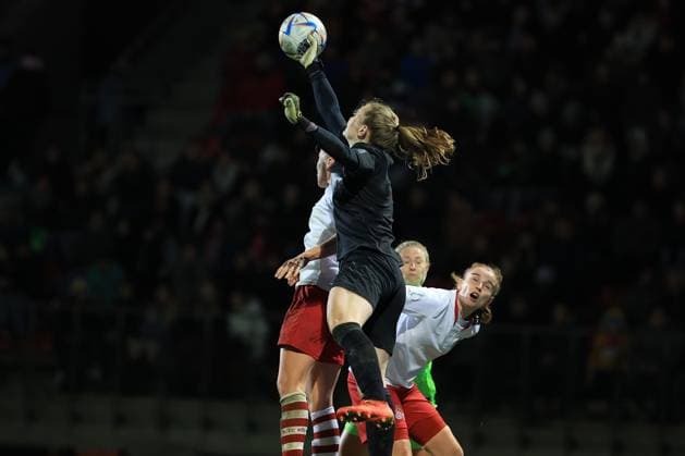 DFB Pokal Frauen 2022-2023 Viertelfinale, 1. FC Köln - VfL Wolfsburg Manon Klett (FC, 1) rettet bei Flanke Köln Sportpark Höhenberg Nordrhein-Westfalen Deutschland