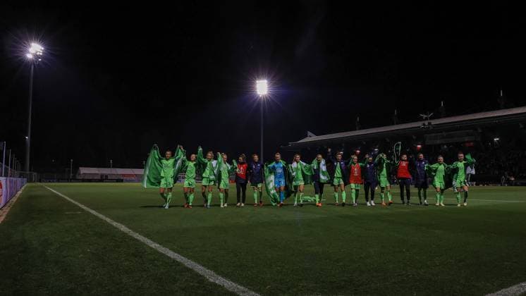 DFB Pokal Frauen 2022-2023 Viertelfinale, 1. FC Köln - VfL Wolfsburg VfL Wolfsburg jubelt den mitgereisten Fans zu nach dem Sieg. Köln Sportpark Höhenberg Nordrhein-Westfalen Deutschland