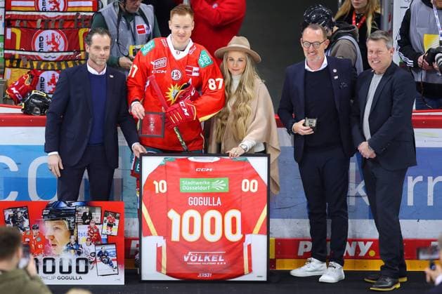 Bilder des Jahres 2023, Sport 02 Februar Sport Themen der Woche KW09 Sport Bilder des Tages Düsseldorf, 28.02.2023, Eishockey, Penny DEL, 58. Spieltag, PSD-BANK Dome, Düsseldorfer EG - Schwenninger Wild Wings: Philip Gogulla von Düsseldorfer EG wird vor dem Spiel für sein Jubiläum 1000. Spiel in der DEL geehrt NRW Deutschland *** Düsseldorf, 28 02 2023, ice hockey, penny DEL, 58 match day, PSD BANK Dome, Düsseldorfer EG Schwenninger Wild Wings Philip Gogulla of Düsseldorfer EG is honored before the game for his anniversary 1000 game in the DEL NRW Germany