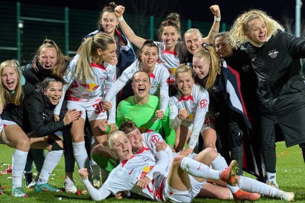 Sport Themen der Woche KW09 Sport Bilder des Tages 28.02.2023, GER, Frauenfußball, DFB-Pokal, Viertelfinale, 2022 2023, RB Leipzig - SGS Essen Jubel, Mannschaft, RB Leipzig Leipzig Trainingszentrum der Roten Bulle Sachsen Deutschland *** 28 02 2023, GER, womens soccer, DFB Pokal, quarterfinals, 2022 2023, RB Leipzig SGS Essen cheering, team, RB Leipzig Leipzig training center of red bull saxony germany