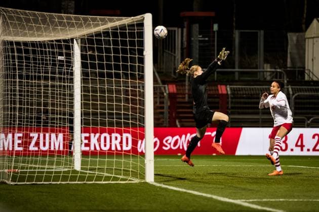 DFB Pokal der Frauen Viertelfinale, 1. FC Koeln - VfL Wolfsburg; 28.02.2023 Manon Klett (1. FC Koeln, 1) blockt einen Torschuss DFB Pokal der Frauen Viertelfinale, 1. FC Koeln - VfL Wolfsburg, Koeln, Sportpark Hoehenberg DFB REGULATIONS PROHIBIT ANY USE OF PHOTOGRAPHS AS IMAGE SEQUENCES AND OR QUASI-VIDEO. Copyright: xBEAUTIFULxSPORTS Wunderlx