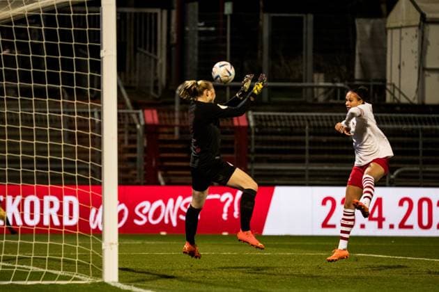 DFB Pokal der Frauen Viertelfinale, 1. FC Koeln - VfL Wolfsburg; 28.02.2023 Manon Klett (1. FC Koeln, 1) blockt einen Torschuss DFB Pokal der Frauen Viertelfinale, 1. FC Koeln - VfL Wolfsburg, Koeln, Sportpark Hoehenberg DFB REGULATIONS PROHIBIT ANY USE OF PHOTOGRAPHS AS IMAGE SEQUENCES AND OR QUASI-VIDEO. Copyright: xBEAUTIFULxSPORTS Wunderlx