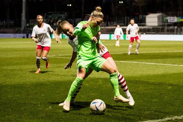 DFB Pokal der Frauen Viertelfinale, 1. FC Koeln - VfL Wolfsburg; 28.02.2023 Weronika Zaistowska (1. FC Koeln, 24), Svenja Huth (VfL Wolfsburg. 10) DFB Pokal der Frauen Viertelfinale, 1. FC Koeln - VfL Wolfsburg, Koeln, Sportpark Hoehenberg DFB REGULATIONS PROHIBIT ANY USE OF PHOTOGRAPHS AS IMAGE SEQUENCES AND OR QUASI-VIDEO. Copyright: xBEAUTIFULxSPORTS Wunderlx