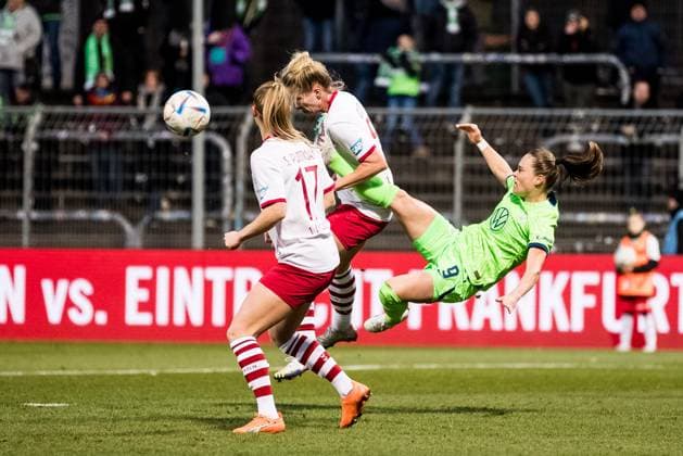 DFB Pokal der Frauen Viertelfinale, 1. FC Koeln - VfL Wolfsburg; 28.02.2023 Celina Degen (1. FC Koeln, 5) blockt per Kopf, Ewa Pajor ( 9, VfL Wolfsburg) im Fallrueckzieher DFB Pokal der Frauen Viertelfinale, 1. FC Koeln - VfL Wolfsburg, Koeln, Sportpark Hoehenberg DFB REGULATIONS PROHIBIT ANY USE OF PHOTOGRAPHS AS IMAGE SEQUENCES AND OR QUASI-VIDEO. Copyright: xBEAUTIFULxSPORTS Wunderlx