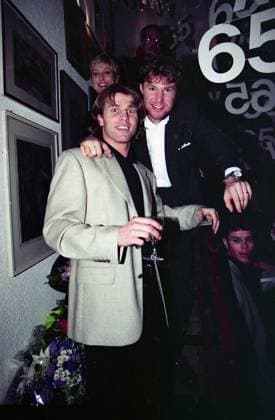 03.03.98 VfB Stuttgart 65. Geburtstag Mayer-Vorfelder Deutschland, Stuttgart, 03.03.1998, Fussball, Bundesliga, VfB Stuttgart, 65. Geburtstag Präsident Mayer-Vorfelder: v.l. Frank Verlaat, Florian Raducioiu. *** 03 03 98 VfB Stuttgart 65 birthday Mayer Vorfelder Germany, Stuttgart, 03 03 1998, football, Bundesliga, VfB Stuttgart, 65 birthday president Mayer Vorfelder v l Frank Verlaat, Florian Raducioiu