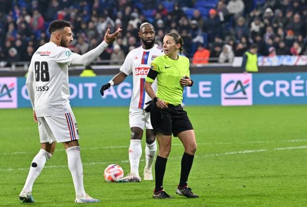 Alexandre Lacazette (lyon) avec StÃ phanie Frapart (arbitre) FOOTBALL: Olympique Lyonnais vs Grenoble Foot 38 - 1 4 Coupe de France - 28 02 2023 FredericChambert Panoramic 