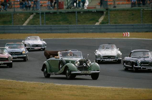 im Rahmen des AD-Oldtimer-Grand Prix 1986 auf dem Nürburgring präsentierten sich berühmte Mercedes-Autos der Öffentlichkeit *** during the AD Oldtimer Grand Prix 1986 at the Nürburgring famous Mercedes cars were presented to the public